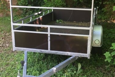 Használt, de újszerű állapotú utánfutók. Összesen 7 db, 1 és 2 tengelyes vegyesen, különböző méretűek. Irányár: egyedi.

1db 124x247cm 250.000 HUF (1 tengelyes, 750 kg össz súly),
1db 140x250cm 390.000 HUF (2 tengelyes, 750 kg össz súly),
1db 182x340cm 380.000 HUF (2 tengelyes, 750 kg össz súly),
1db 139x335cm 630.000 HUF ( 2 tengelyes, kb. 3000 kg össz súly),
1db 110x210cm 250.000 HUF(1 tengelyes, 750 kg össz súly),
1db 156x350cm 350.000 HUF (2 tengelyes, 750 kg össz súly),
1db 136x258cm 350.000 HUF ( 2 tengelyes, 750 kg össz súly).

Ezek mind ipari utánfutók, minőségi anyagokból, teljesen felújítva, tehát nem barkács minőség.

Lehetőség szerint az összeset egyben szeretnénk értékesíteni, de ha máshogy nem megy, akkor egyesével.

Fontos információ, hogy a csatolt képek már nem minden esetben aktuálisak, ugyanis mindegyik szakszerűen fel lett újítva, és tökéletes állapotban vannak, csak le kell őket vizsgáztatni és forgalomba helyezni.

Ezek mind Keszthelyen találhatóak. Sta
