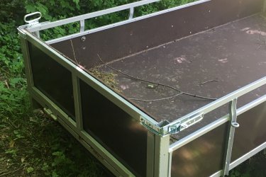 Használt, de újszerű állapotú utánfutók. Összesen 7 db, 1 és 2 tengelyes vegyesen, különböző méretűek. Irányár: egyedi.

1db 124x247cm 250.000 HUF (1 tengelyes, 750 kg össz súly),
1db 140x250cm 390.000 HUF (2 tengelyes, 750 kg össz súly),
1db 182x340cm 380.000 HUF (2 tengelyes, 750 kg össz súly),
1db 139x335cm 630.000 HUF ( 2 tengelyes, kb. 3000 kg össz súly),
1db 110x210cm 250.000 HUF(1 tengelyes, 750 kg össz súly),
1db 156x350cm 350.000 HUF (2 tengelyes, 750 kg össz súly),
1db 136x258cm 350.000 HUF ( 2 tengelyes, 750 kg össz súly).

Ezek mind ipari utánfutók, minőségi anyagokból, teljesen felújítva, tehát nem barkács minőség.

Lehetőség szerint az összeset egyben szeretnénk értékesíteni, de ha máshogy nem megy, akkor egyesével.

Fontos információ, hogy a csatolt képek már nem minden esetben aktuálisak, ugyanis mindegyik szakszerűen fel lett újítva, és tökéletes állapotban vannak, csak le kell őket vizsgáztatni és forgalomba helyezni.

Ezek mind Keszthelyen találhatóak. Sta