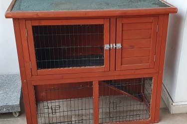 Kültéri fa nyúlketrec kisállatok számára
Tető:
•	Szélesség: 104 cm
•	Mélység: 52 cm
Ház:
•	Szélesség: 97 cm
•	Magasság elől: 92 cm
•	Magasság hátul: 88 cm
•	Mélység: 46,5 cm
A ház szét van szerelve – pont ahogy új korában érkezett - a könnyű szállítás céljából. 
A könnyű összeszerelést majd fotók segítik, amit a vevőnek átadok. 
Szétszerelt állapotban (elemeire bontva) a méretek:
•	Szélesség: 52 cm
•	Magasság: 34 cm
•	Hosszúság: 104 cm
Bármilyen autóba könnyedén befér.
Hozzá adom (a nyuszi tartásához szükséges teljes szettet):
•	táp
•	széna
•	WC
•	Itató (többfélét is adok)
•	Itatóhoz téli melegítő huzat
•	etető tál
•	téli ponyva a faházra
•	fésű
•	pellet