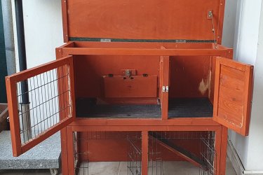 Kültéri fa nyúlketrec kisállatok számára
Tető:
•	Szélesség: 104 cm
•	Mélység: 52 cm
Ház:
•	Szélesség: 97 cm
•	Magasság elől: 92 cm
•	Magasság hátul: 88 cm
•	Mélység: 46,5 cm
A ház szét van szerelve – pont ahogy új korában érkezett - a könnyű szállítás céljából. 
A könnyű összeszerelést majd fotók segítik, amit a vevőnek átadok. 
Szétszerelt állapotban (elemeire bontva) a méretek:
•	Szélesség: 52 cm
•	Magasság: 34 cm
•	Hosszúság: 104 cm
Bármilyen autóba könnyedén befér.
Hozzá adom (a nyuszi tartásához szükséges teljes szettet):
•	táp
•	széna
•	WC
•	Itató (többfélét is adok)
•	Itatóhoz téli melegítő huzat
•	etető tál
•	téli ponyva a faházra
•	fésű
•	pellet