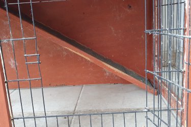 Kültéri fa nyúlketrec kisállatok számára
Tető:
•	Szélesség: 104 cm
•	Mélység: 52 cm
Ház:
•	Szélesség: 97 cm
•	Magasság elől: 92 cm
•	Magasság hátul: 88 cm
•	Mélység: 46,5 cm
A ház szét van szerelve – pont ahogy új korában érkezett - a könnyű szállítás céljából. 
A könnyű összeszerelést majd fotók segítik, amit a vevőnek átadok. 
Szétszerelt állapotban (elemeire bontva) a méretek:
•	Szélesség: 52 cm
•	Magasság: 34 cm
•	Hosszúság: 104 cm
Bármilyen autóba könnyedén befér.
Hozzá adom (a nyuszi tartásához szükséges teljes szettet):
•	táp
•	széna
•	WC
•	Itató (többfélét is adok)
•	Itatóhoz téli melegítő huzat
•	etető tál
•	téli ponyva a faházra
•	fésű
•	pellet
