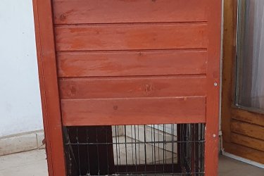 Kültéri fa nyúlketrec kisállatok számára
Tető:
•	Szélesség: 104 cm
•	Mélység: 52 cm
Ház:
•	Szélesség: 97 cm
•	Magasság elől: 92 cm
•	Magasság hátul: 88 cm
•	Mélység: 46,5 cm
A ház szét van szerelve – pont ahogy új korában érkezett - a könnyű szállítás céljából. 
A könnyű összeszerelést majd fotók segítik, amit a vevőnek átadok. 
Szétszerelt állapotban (elemeire bontva) a méretek:
•	Szélesség: 52 cm
•	Magasság: 34 cm
•	Hosszúság: 104 cm
Bármilyen autóba könnyedén befér.
Hozzá adom (a nyuszi tartásához szükséges teljes szettet):
•	táp
•	széna
•	WC
•	Itató (többfélét is adok)
•	Itatóhoz téli melegítő huzat
•	etető tál
•	téli ponyva a faházra
•	fésű
•	pellet