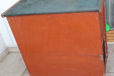 Kültéri fa nyúlketrec kisállatok számára
Tető:
•	Szélesség: 104 cm
•	Mélység: 52 cm
Ház:
•	Szélesség: 97 cm
•	Magasság elől: 92 cm
•	Magasság hátul: 88 cm
•	Mélység: 46,5 cm
A ház szét van szerelve – pont ahogy új korában érkezett - a könnyű szállítás céljából. 
A könnyű összeszerelést majd fotók segítik, amit a vevőnek átadok. 
Szétszerelt állapotban (elemeire bontva) a méretek:
•	Szélesség: 52 cm
•	Magasság: 34 cm
•	Hosszúság: 104 cm
Bármilyen autóba könnyedén befér.
Hozzá adom (a nyuszi tartásához szükséges teljes szettet):
•	táp
•	széna
•	WC
•	Itató (többfélét is adok)
•	Itatóhoz téli melegítő huzat
•	etető tál
•	téli ponyva a faházra
•	fésű
•	pellet