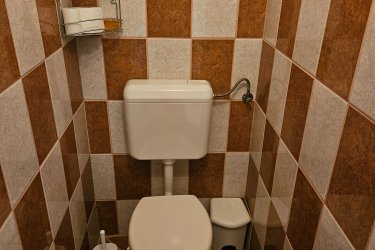 Kiado alberlet a Szekeres Richard utcaban. Fedett parkolo az  udvarban. Közös kerekpar tarolo. Buszmegallo a haz elött.