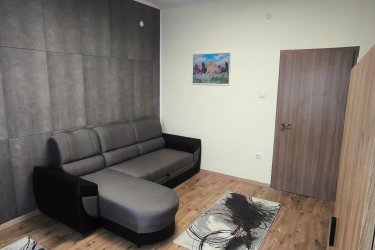 Kiadó frissen felújított garzonlakás az I. kerület szívében!

A képek itt elérhetőek: https://imgur.com/a/0F2OQRQ

Ez a 30 négyzetméteres, modern kialakítású lakás várja első lakóját! Mivel kicsi a lakás, a helykihasználás praktikus és átgondolt. A lakás felszereltsége: hűtő, mikró, sütő, főzőlap, kenyérpirító, mosógép, új bútorok. A fürdőszoba kádas, de akár zuhanyozhatsz is.

Elhelyezkedés: A lakás Budapest egyik legszebb részén, az I. kerületben található. Kényelmes sétával elérhető a Tabán, a Gellérthegy és a hangulatos Czakó kert, ahol kikapcsolódhat és feltöltődhet a város forgatagától távolabb. A közelben található a világörökség részét képező Budai Várnegyed, benne a Budavári Palota, a Halászbástya, a Mátyás-templom, valamint számos múzeum (pl. Magyar Nemzeti Galéria, Budapesti Történeti Múzeum). A környék hangulatos utcáiban kiváló éttermek, cukrászdák és kávézók (pl. Ruszwurm, Walzer Café, Pest-Buda Bisztró) várják a gasztronómia szerelmeseit. A közelben elérhető a Várkert Bazár, amely nemcsak kulturális események helyszíne, de kellemes sétákra is kiváló. A közlekedés kiváló: villamos, busz és metró (M2) gyorsan elérhető, a Clark Ádám tér, a Déli pályaudvar és a Széll Kálmán tér is könnyedén megközelíthető. Dohányzás és kisállat nem engedélyezett

Főbb jellemzők:
-30 m² alapterület
-Frissen felújított állapot
-Korszerű nyílászárók és burkolatok
-Modern konyha és fürdőszoba
-TV és internet elérhetőség
-Csendes, rendezett társasház
-Kiváló közlekedési lehetőségek és számos bevásárlási, étkezési és szórakozási lehetőség a közelben.
-Dohányzás és kisállat nem engedélyezett

Bérleti díj: 200 000 Ft/hó + közös költség 14327 Ft (ebben benne van a fűtés). Tv + Internet elérhető a lakásban, ennek díja: 11450 Ft/hó. Villany, víz és gáz fogyasztás alapján külön fizetendő. Mivel kicsi a lakás, így a rezsi is kevés lesz.

Beköltözés feltétele: 2 havi kaució + első havi bérleti díj. A lakás mérete miatt kizárólag egy személy, egyetemista részére alkalmas. Beköltözés közjegyzői okiratba foglalt, minimum 1 évre szóló bérleti szerződéssel. 

Megtekinthető előre egyeztetett időpontban.

Telefonszám: 06702287085 vagy 06704903601

Érdeklődni a megadott elérhetőségeken lehet. Ne maradjon le erről a páratlan lehetőségről, hívjon még ma! Ha esetleg nem veszem fel (mert dolgozok)visszahívom.