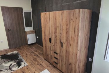 Kiadó frissen felújított garzonlakás az I. kerület szívében!

A képek itt elérhetőek: https://imgur.com/a/0F2OQRQ

Ez a 30 négyzetméteres, modern kialakítású lakás várja első lakóját! Mivel kicsi a lakás, a helykihasználás praktikus és átgondolt. A lakás felszereltsége: hűtő, mikró, sütő, főzőlap, kenyérpirító, mosógép, új bútorok. A fürdőszoba kádas, de akár zuhanyozhatsz is.

Elhelyezkedés: A lakás Budapest egyik legszebb részén, az I. kerületben található. Kényelmes sétával elérhető a Tabán, a Gellérthegy és a hangulatos Czakó kert, ahol kikapcsolódhat és feltöltődhet a város forgatagától távolabb. A közelben található a világörökség részét képező Budai Várnegyed, benne a Budavári Palota, a Halászbástya, a Mátyás-templom, valamint számos múzeum (pl. Magyar Nemzeti Galéria, Budapesti Történeti Múzeum). A környék hangulatos utcáiban kiváló éttermek, cukrászdák és kávézók (pl. Ruszwurm, Walzer Café, Pest-Buda Bisztró) várják a gasztronómia szerelmeseit. A közelben elérhető a Várkert Bazár, amely nemcsak kulturális események helyszíne, de kellemes sétákra is kiváló. A közlekedés kiváló: villamos, busz és metró (M2) gyorsan elérhető, a Clark Ádám tér, a Déli pályaudvar és a Széll Kálmán tér is könnyedén megközelíthető. Dohányzás és kisállat nem engedélyezett

Főbb jellemzők:
-30 m² alapterület
-Frissen felújított állapot
-Korszerű nyílászárók és burkolatok
-Modern konyha és fürdőszoba
-TV és internet elérhetőség
-Csendes, rendezett társasház
-Kiváló közlekedési lehetőségek és számos bevásárlási, étkezési és szórakozási lehetőség a közelben.
-Dohányzás és kisállat nem engedélyezett

Bérleti díj: 200 000 Ft/hó + közös költség 14327 Ft (ebben benne van a fűtés). Tv + Internet elérhető a lakásban, ennek díja: 11450 Ft/hó. Villany, víz és gáz fogyasztás alapján külön fizetendő. Mivel kicsi a lakás, így a rezsi is kevés lesz.

Beköltözés feltétele: 2 havi kaució + első havi bérleti díj. A lakás mérete miatt kizárólag egy személy, egyetemista részére alkalmas. Beköltözés közjegyzői okiratba foglalt, minimum 1 évre szóló bérleti szerződéssel. 

Megtekinthető előre egyeztetett időpontban.

Telefonszám: 06702287085 vagy 06704903601

Érdeklődni a megadott elérhetőségeken lehet. Ne maradjon le erről a páratlan lehetőségről, hívjon még ma! Ha esetleg nem veszem fel (mert dolgozok)visszahívom.