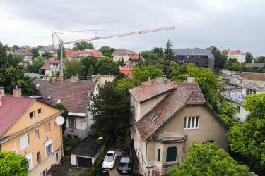 Kiadó frissen felújított garzonlakás az I. kerület szívében!

A képek itt elérhetőek: https://imgur.com/a/0F2OQRQ

Ez a 30 négyzetméteres, modern kialakítású lakás várja első lakóját! Mivel kicsi a lakás, a helykihasználás praktikus és átgondolt. A lakás felszereltsége: hűtő, mikró, sütő, főzőlap, kenyérpirító, mosógép, új bútorok. A fürdőszoba kádas, de akár zuhanyozhatsz is.

Elhelyezkedés: A lakás Budapest egyik legszebb részén, az I. kerületben található. Kényelmes sétával elérhető a Tabán, a Gellérthegy és a hangulatos Czakó kert, ahol kikapcsolódhat és feltöltődhet a város forgatagától távolabb. A közelben található a világörökség részét képező Budai Várnegyed, benne a Budavári Palota, a Halászbástya, a Mátyás-templom, valamint számos múzeum (pl. Magyar Nemzeti Galéria, Budapesti Történeti Múzeum). A környék hangulatos utcáiban kiváló éttermek, cukrászdák és kávézók (pl. Ruszwurm, Walzer Café, Pest-Buda Bisztró) várják a gasztronómia szerelmeseit. A közelben elérhető a Várkert Bazár, amely nemcsak kulturális események helyszíne, de kellemes sétákra is kiváló. A közlekedés kiváló: villamos, busz és metró (M2) gyorsan elérhető, a Clark Ádám tér, a Déli pályaudvar és a Széll Kálmán tér is könnyedén megközelíthető. Dohányzás és kisállat nem engedélyezett

Főbb jellemzők:
-30 m² alapterület
-Frissen felújított állapot
-Korszerű nyílászárók és burkolatok
-Modern konyha és fürdőszoba
-TV és internet elérhetőség
-Csendes, rendezett társasház
-Kiváló közlekedési lehetőségek és számos bevásárlási, étkezési és szórakozási lehetőség a közelben.
-Dohányzás és kisállat nem engedélyezett

Bérleti díj: 200 000 Ft/hó + közös költség 14327 Ft (ebben benne van a fűtés). Tv + Internet elérhető a lakásban, ennek díja: 11450 Ft/hó. Villany, víz és gáz fogyasztás alapján külön fizetendő. Mivel kicsi a lakás, így a rezsi is kevés lesz.

Beköltözés feltétele: 2 havi kaució + első havi bérleti díj. A lakás mérete miatt kizárólag egy személy, egyetemista részére alkalmas. Beköltözés közjegyzői okiratba foglalt, minimum 1 évre szóló bérleti szerződéssel. 

Megtekinthető előre egyeztetett időpontban.

Telefonszám: 06702287085 vagy 06704903601

Érdeklődni a megadott elérhetőségeken lehet. Ne maradjon le erről a páratlan lehetőségről, hívjon még ma! Ha esetleg nem veszem fel (mert dolgozok)visszahívom.