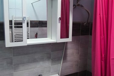 Kiadó frissen felújított garzonlakás az I. kerület szívében!

A képek itt elérhetőek: https://imgur.com/a/0F2OQRQ

Ez a 30 négyzetméteres, modern kialakítású lakás várja első lakóját! Mivel kicsi a lakás, a helykihasználás praktikus és átgondolt. A lakás felszereltsége: hűtő, mikró, sütő, főzőlap, kenyérpirító, mosógép, új bútorok. A fürdőszoba kádas, de akár zuhanyozhatsz is.

Elhelyezkedés: A lakás Budapest egyik legszebb részén, az I. kerületben található. Kényelmes sétával elérhető a Tabán, a Gellérthegy és a hangulatos Czakó kert, ahol kikapcsolódhat és feltöltődhet a város forgatagától távolabb. A közelben található a világörökség részét képező Budai Várnegyed, benne a Budavári Palota, a Halászbástya, a Mátyás-templom, valamint számos múzeum (pl. Magyar Nemzeti Galéria, Budapesti Történeti Múzeum). A környék hangulatos utcáiban kiváló éttermek, cukrászdák és kávézók (pl. Ruszwurm, Walzer Café, Pest-Buda Bisztró) várják a gasztronómia szerelmeseit. A közelben elérhető a Várkert Bazár, amely nemcsak kulturális események helyszíne, de kellemes sétákra is kiváló. A közlekedés kiváló: villamos, busz és metró (M2) gyorsan elérhető, a Clark Ádám tér, a Déli pályaudvar és a Széll Kálmán tér is könnyedén megközelíthető. Dohányzás és kisállat nem engedélyezett

Főbb jellemzők:
-30 m² alapterület
-Frissen felújított állapot
-Korszerű nyílászárók és burkolatok
-Modern konyha és fürdőszoba
-TV és internet elérhetőség
-Csendes, rendezett társasház
-Kiváló közlekedési lehetőségek és számos bevásárlási, étkezési és szórakozási lehetőség a közelben.
-Dohányzás és kisállat nem engedélyezett

Bérleti díj: 200 000 Ft/hó + közös költség 14327 Ft (ebben benne van a fűtés). Tv + Internet elérhető a lakásban, ennek díja: 11450 Ft/hó. Villany, víz és gáz fogyasztás alapján külön fizetendő. Mivel kicsi a lakás, így a rezsi is kevés lesz.

Beköltözés feltétele: 2 havi kaució + első havi bérleti díj. A lakás mérete miatt kizárólag egy személy, egyetemista részére alkalmas. Beköltözés közjegyzői okiratba foglalt, minimum 1 évre szóló bérleti szerződéssel. 

Megtekinthető előre egyeztetett időpontban.

Telefonszám: 06702287085 vagy 06704903601

Érdeklődni a megadott elérhetőségeken lehet. Ne maradjon le erről a páratlan lehetőségről, hívjon még ma! Ha esetleg nem veszem fel (mert dolgozok)visszahívom.