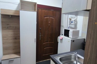 Kiadó frissen felújított garzonlakás az I. kerület szívében!

A képek itt elérhetőek: https://imgur.com/a/0F2OQRQ

Ez a 30 négyzetméteres, modern kialakítású lakás várja első lakóját! Mivel kicsi a lakás, a helykihasználás praktikus és átgondolt. A lakás felszereltsége: hűtő, mikró, sütő, főzőlap, kenyérpirító, mosógép, új bútorok. A fürdőszoba kádas, de akár zuhanyozhatsz is.

Elhelyezkedés: A lakás Budapest egyik legszebb részén, az I. kerületben található. Kényelmes sétával elérhető a Tabán, a Gellérthegy és a hangulatos Czakó kert, ahol kikapcsolódhat és feltöltődhet a város forgatagától távolabb. A közelben található a világörökség részét képező Budai Várnegyed, benne a Budavári Palota, a Halászbástya, a Mátyás-templom, valamint számos múzeum (pl. Magyar Nemzeti Galéria, Budapesti Történeti Múzeum). A környék hangulatos utcáiban kiváló éttermek, cukrászdák és kávézók (pl. Ruszwurm, Walzer Café, Pest-Buda Bisztró) várják a gasztronómia szerelmeseit. A közelben elérhető a Várkert Bazár, amely nemcsak kulturális események helyszíne, de kellemes sétákra is kiváló. A közlekedés kiváló: villamos, busz és metró (M2) gyorsan elérhető, a Clark Ádám tér, a Déli pályaudvar és a Széll Kálmán tér is könnyedén megközelíthető. Dohányzás és kisállat nem engedélyezett

Főbb jellemzők:
-30 m² alapterület
-Frissen felújított állapot
-Korszerű nyílászárók és burkolatok
-Modern konyha és fürdőszoba
-TV és internet elérhetőség
-Csendes, rendezett társasház
-Kiváló közlekedési lehetőségek és számos bevásárlási, étkezési és szórakozási lehetőség a közelben.
-Dohányzás és kisállat nem engedélyezett

Bérleti díj: 200 000 Ft/hó + közös költség 14327 Ft (ebben benne van a fűtés). Tv + Internet elérhető a lakásban, ennek díja: 11450 Ft/hó. Villany, víz és gáz fogyasztás alapján külön fizetendő. Mivel kicsi a lakás, így a rezsi is kevés lesz.

Beköltözés feltétele: 2 havi kaució + első havi bérleti díj. A lakás mérete miatt kizárólag egy személy, egyetemista részére alkalmas. Beköltözés közjegyzői okiratba foglalt, minimum 1 évre szóló bérleti szerződéssel. 

Megtekinthető előre egyeztetett időpontban.

Telefonszám: 06702287085 vagy 06704903601

Érdeklődni a megadott elérhetőségeken lehet. Ne maradjon le erről a páratlan lehetőségről, hívjon még ma! Ha esetleg nem veszem fel (mert dolgozok)visszahívom.