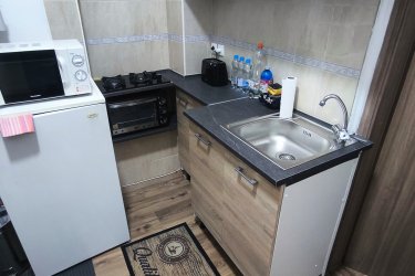 Kiadó frissen felújított garzonlakás az I. kerület szívében!

A képek itt elérhetőek: https://imgur.com/a/0F2OQRQ

Ez a 30 négyzetméteres, modern kialakítású lakás várja első lakóját! Mivel kicsi a lakás, a helykihasználás praktikus és átgondolt. A lakás felszereltsége: hűtő, mikró, sütő, főzőlap, kenyérpirító, mosógép, új bútorok. A fürdőszoba kádas, de akár zuhanyozhatsz is.

Elhelyezkedés: A lakás Budapest egyik legszebb részén, az I. kerületben található. Kényelmes sétával elérhető a Tabán, a Gellérthegy és a hangulatos Czakó kert, ahol kikapcsolódhat és feltöltődhet a város forgatagától távolabb. A közelben található a világörökség részét képező Budai Várnegyed, benne a Budavári Palota, a Halászbástya, a Mátyás-templom, valamint számos múzeum (pl. Magyar Nemzeti Galéria, Budapesti Történeti Múzeum). A környék hangulatos utcáiban kiváló éttermek, cukrászdák és kávézók (pl. Ruszwurm, Walzer Café, Pest-Buda Bisztró) várják a gasztronómia szerelmeseit. A közelben elérhető a Várkert Bazár, amely nemcsak kulturális események helyszíne, de kellemes sétákra is kiváló. A közlekedés kiváló: villamos, busz és metró (M2) gyorsan elérhető, a Clark Ádám tér, a Déli pályaudvar és a Széll Kálmán tér is könnyedén megközelíthető. Dohányzás és kisállat nem engedélyezett

Főbb jellemzők:
-30 m² alapterület
-Frissen felújított állapot
-Korszerű nyílászárók és burkolatok
-Modern konyha és fürdőszoba
-TV és internet elérhetőség
-Csendes, rendezett társasház
-Kiváló közlekedési lehetőségek és számos bevásárlási, étkezési és szórakozási lehetőség a közelben.
-Dohányzás és kisállat nem engedélyezett

Bérleti díj: 200 000 Ft/hó + közös költség 14327 Ft (ebben benne van a fűtés). Tv + Internet elérhető a lakásban, ennek díja: 11450 Ft/hó. Villany, víz és gáz fogyasztás alapján külön fizetendő. Mivel kicsi a lakás, így a rezsi is kevés lesz.

Beköltözés feltétele: 2 havi kaució + első havi bérleti díj. A lakás mérete miatt kizárólag egy személy, egyetemista részére alkalmas. Beköltözés közjegyzői okiratba foglalt, minimum 1 évre szóló bérleti szerződéssel. 

Megtekinthető előre egyeztetett időpontban.

Telefonszám: 06702287085 vagy 06704903601

Érdeklődni a megadott elérhetőségeken lehet. Ne maradjon le erről a páratlan lehetőségről, hívjon még ma! Ha esetleg nem veszem fel (mert dolgozok)visszahívom.