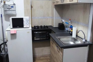 Kiadó frissen felújított garzonlakás az I. kerület szívében!

A képek itt elérhetőek: https://imgur.com/a/0F2OQRQ

Ez a 30 négyzetméteres, modern kialakítású lakás várja első lakóját! Mivel kicsi a lakás, a helykihasználás praktikus és átgondolt. A lakás felszereltsége: hűtő, mikró, sütő, főzőlap, kenyérpirító, mosógép, új bútorok. A fürdőszoba kádas, de akár zuhanyozhatsz is.

Elhelyezkedés: A lakás Budapest egyik legszebb részén, az I. kerületben található. Kényelmes sétával elérhető a Tabán, a Gellérthegy és a hangulatos Czakó kert, ahol kikapcsolódhat és feltöltődhet a város forgatagától távolabb. A közelben található a világörökség részét képező Budai Várnegyed, benne a Budavári Palota, a Halászbástya, a Mátyás-templom, valamint számos múzeum (pl. Magyar Nemzeti Galéria, Budapesti Történeti Múzeum). A környék hangulatos utcáiban kiváló éttermek, cukrászdák és kávézók (pl. Ruszwurm, Walzer Café, Pest-Buda Bisztró) várják a gasztronómia szerelmeseit. A közelben elérhető a Várkert Bazár, amely nemcsak kulturális események helyszíne, de kellemes sétákra is kiváló. A közlekedés kiváló: villamos, busz és metró (M2) gyorsan elérhető, a Clark Ádám tér, a Déli pályaudvar és a Széll Kálmán tér is könnyedén megközelíthető. Dohányzás és kisállat nem engedélyezett

Főbb jellemzők:
-30 m² alapterület
-Frissen felújított állapot
-Korszerű nyílászárók és burkolatok
-Modern konyha és fürdőszoba
-TV és internet elérhetőség
-Csendes, rendezett társasház
-Kiváló közlekedési lehetőségek és számos bevásárlási, étkezési és szórakozási lehetőség a közelben.
-Dohányzás és kisállat nem engedélyezett

Bérleti díj: 200 000 Ft/hó + közös költség 14327 Ft (ebben benne van a fűtés). Tv + Internet elérhető a lakásban, ennek díja: 11450 Ft/hó. Villany, víz és gáz fogyasztás alapján külön fizetendő. Mivel kicsi a lakás, így a rezsi is kevés lesz.

Beköltözés feltétele: 2 havi kaució + első havi bérleti díj. A lakás mérete miatt kizárólag egy személy, egyetemista részére alkalmas. Beköltözés közjegyzői okiratba foglalt, minimum 1 évre szóló bérleti szerződéssel. 

Megtekinthető előre egyeztetett időpontban.

Telefonszám: 06702287085 vagy 06704903601

Érdeklődni a megadott elérhetőségeken lehet. Ne maradjon le erről a páratlan lehetőségről, hívjon még ma! Ha esetleg nem veszem fel (mert dolgozok)visszahívom.