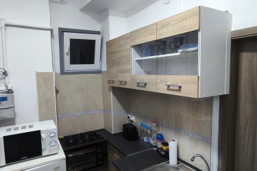 Kiadó frissen felújított garzonlakás az I. kerület szívében!

A képek itt elérhetőek: https://imgur.com/a/0F2OQRQ

Ez a 30 négyzetméteres, modern kialakítású lakás várja első lakóját! Mivel kicsi a lakás, a helykihasználás praktikus és átgondolt. A lakás felszereltsége: hűtő, mikró, sütő, főzőlap, kenyérpirító, mosógép, új bútorok. A fürdőszoba kádas, de akár zuhanyozhatsz is.

Elhelyezkedés: A lakás Budapest egyik legszebb részén, az I. kerületben található. Kényelmes sétával elérhető a Tabán, a Gellérthegy és a hangulatos Czakó kert, ahol kikapcsolódhat és feltöltődhet a város forgatagától távolabb. A közelben található a világörökség részét képező Budai Várnegyed, benne a Budavári Palota, a Halászbástya, a Mátyás-templom, valamint számos múzeum (pl. Magyar Nemzeti Galéria, Budapesti Történeti Múzeum). A környék hangulatos utcáiban kiváló éttermek, cukrászdák és kávézók (pl. Ruszwurm, Walzer Café, Pest-Buda Bisztró) várják a gasztronómia szerelmeseit. A közelben elérhető a Várkert Bazár, amely nemcsak kulturális események helyszíne, de kellemes sétákra is kiváló. A közlekedés kiváló: villamos, busz és metró (M2) gyorsan elérhető, a Clark Ádám tér, a Déli pályaudvar és a Széll Kálmán tér is könnyedén megközelíthető. Dohányzás és kisállat nem engedélyezett

Főbb jellemzők:
-30 m² alapterület
-Frissen felújított állapot
-Korszerű nyílászárók és burkolatok
-Modern konyha és fürdőszoba
-TV és internet elérhetőség
-Csendes, rendezett társasház
-Kiváló közlekedési lehetőségek és számos bevásárlási, étkezési és szórakozási lehetőség a közelben.
-Dohányzás és kisállat nem engedélyezett

Bérleti díj: 200 000 Ft/hó + közös költség 14327 Ft (ebben benne van a fűtés). Tv + Internet elérhető a lakásban, ennek díja: 11450 Ft/hó. Villany, víz és gáz fogyasztás alapján külön fizetendő. Mivel kicsi a lakás, így a rezsi is kevés lesz.

Beköltözés feltétele: 2 havi kaució + első havi bérleti díj. A lakás mérete miatt kizárólag egy személy, egyetemista részére alkalmas. Beköltözés közjegyzői okiratba foglalt, minimum 1 évre szóló bérleti szerződéssel. 

Megtekinthető előre egyeztetett időpontban.

Telefonszám: 06702287085 vagy 06704903601

Érdeklődni a megadott elérhetőségeken lehet. Ne maradjon le erről a páratlan lehetőségről, hívjon még ma! Ha esetleg nem veszem fel (mert dolgozok)visszahívom.