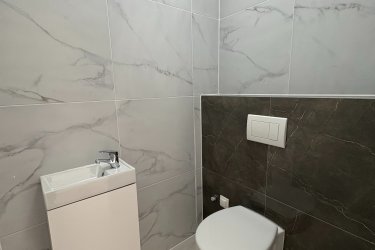 Új építésű tetőtéri, utcafronti lakás