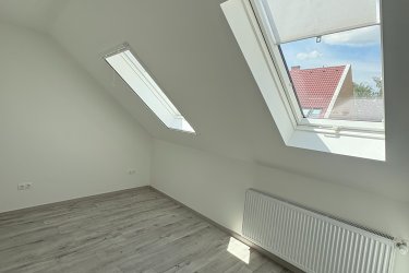 Új építésű 44/54 nm területű utcafronti, tetőtéri lakás Egerben a Homok utcában eladó.
Amerikai konyha beépített konyhabútorral és nappalival, két félszobával, különálló fürdőszobával és WC-vel.
Klímaberendezéssel ellátva, műanyag nyílászárók redőnyökkel és szúnyoghálókkal felszerelve.
Áram, gáz, víz saját mérőórával hitelesítve.
Az ingatlanhoz zárt belső udvaron külön kocsibeálló tartozik.
A lépcsőházban kerékpár, babakocsi vagy egyéb eszközök tárolására van lehetőség.

Kulcsrakész állapotban, azonnal használatba vehető, közvetlenül magánszemély tulajdonostól.

???? +36 50 125 4179
???? Whatsapp / Viber