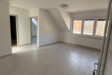 Új építésű tetőtéri, utcafronti lakás