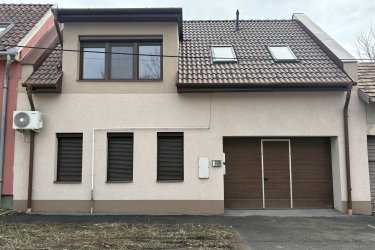 Új építésű 41/50 nm területű belső udvari, tetőtéri lakás 6 nm hozzátartozó erkéllyel Egerben a Homok utcában eladó.
Amerikai konyha beépített konyhabútorral és nappalival, egy szobával, egy fürdőszobával.
Klímaberendezéssel ellátva, műanyag nyílászárók redőnyökkel és szúnyoghálókkal felszerelve.
Áram, gáz, víz saját mérőórával hitelesítve.
Az ingatlanhoz zárt belső udvaron külön kocsibeálló tartozik.
A lépcsőházban kerékpár, babakocsi vagy egyéb eszközök tárolására van lehetőség.

Kulcsrakész állapotban, azonnal használatba vehető, közvetlenül magánszemély tulajdonostól.

???? +36 50 125 4179
???? Whatsapp / Viber