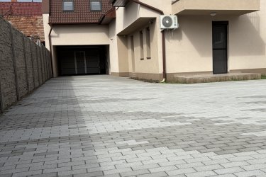 Új építésű 29 nm hasznos területű utcafronti, földszinti lakás Egerben a Homok utcában eladó.
Amerikai konyha beépített konyhabútorral, előszoba beépített szekrénnyel, fürdőszoba beépített káddal és WC-vel.
Klímaberendezéssel ellátva, műanyag nyílászárók redőnyökkel és szúnyoghálókkal felszerelve.
Áram, gáz, víz saját mérőórával hitelesítve.
Az ingatlanhoz zárt belső udvaron külön kocsibeálló tartozik.
A lépcsőházban kerékpár, babakocsi vagy egyéb eszközök tárolására van lehetőség.

Kulcsrakész állapotban, azonnal használatba vehető, közvetlenül magánszemély tulajdonostól.

???? +36 50 125 4179
???? Whatsapp / Viber