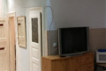 Dolgozó józanèletü ff.szobatárs kerestetik a keletinèl no kaucio