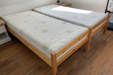 Eladó 16 db fa ágy matraccal együtt (90 x 200 cm)
Ajándék szekrényekkel. Érdeklődni: 06-70-886-6881 telefonszámon lehet.