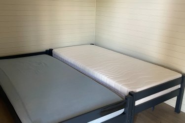 Eladó 16 db fa ágy matraccal együtt (90 x 200 cm)
Ajándék szekrényekkel. Érdeklődni: 06-70-886-6881 telefonszámon lehet.