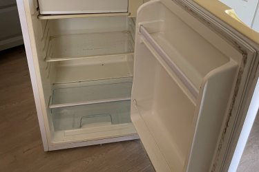 Eladó 7 db kis hűtő ( Hausmeister HM3108) és 1 db Zanussi mikró (Type:J21M), Ajándék dohányzó asztallal. Érdeklődni: 06-70-886-6881 telefonszámon lehet.