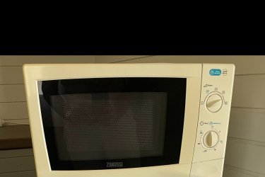 Eladó 7 db kis hűtő ( Hausmeister HM3108) és 1 db Zanussi mikró (Type:J21M), Ajándék dohányzó asztallal. Érdeklődni: 06-70-886-6881 telefonszámon lehet.