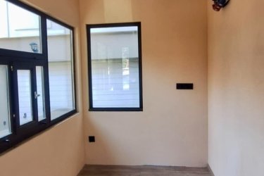 Eladó egy felújított 6 m2-es faház Győrben. Használatra kész, be is lehet költözni!
6m2 alapterületű (kívül: 3,5 x 3,3 m és belül: 2,8 x 1,8 m).
Használható büfének, irodának, őrháznak, zöldségesnek, kerti szerszámtartónak, műhelynek és újságos pavilonnak is.
Masszív szerkezetű, hőszigetelt faház (fém vázszerkezet + faburkolat)
Bádogfestést, ereszcsatornát, külső-belső festést, természetes fényű LED spotlámpákat és új padló rétegrendet kapott.
A faház 220 Voltról üzemeltethető, külső-belső dugaljakkal felszerelt.
Az előtető lehajtható, ami megkönnyíti a szállítást.
A faház 4 db fém fix lábon áll, a tetején elhelyezkedő 4 db vontatószem teszi lehetővé az emelést és szállítást.
Irányár, áfás: Bruttó 1.500. 000.- Ft (számlaképes)
Ha szeretnéd megtekinteni, írj bátran!


