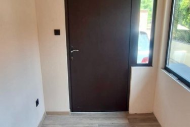 Eladó egy felújított 6 m2-es faház Győrben. Használatra kész, be is lehet költözni!
6m2 alapterületű (kívül: 3,5 x 3,3 m és belül: 2,8 x 1,8 m).
Használható büfének, irodának, őrháznak, zöldségesnek, kerti szerszámtartónak, műhelynek és újságos pavilonnak is.
Masszív szerkezetű, hőszigetelt faház (fém vázszerkezet + faburkolat)
Bádogfestést, ereszcsatornát, külső-belső festést, természetes fényű LED spotlámpákat és új padló rétegrendet kapott.
A faház 220 Voltról üzemeltethető, külső-belső dugaljakkal felszerelt.
Az előtető lehajtható, ami megkönnyíti a szállítást.
A faház 4 db fém fix lábon áll, a tetején elhelyezkedő 4 db vontatószem teszi lehetővé az emelést és szállítást.
Irányár, áfás: Bruttó 1.500. 000.- Ft (számlaképes)
Ha szeretnéd megtekinteni, írj bátran!


