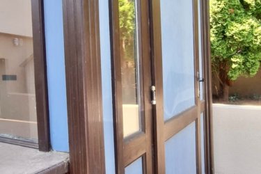 Eladó egy felújított 6 m2-es faház Győrben. Használatra kész, be is lehet költözni!
6m2 alapterületű (kívül: 3,5 x 3,3 m és belül: 2,8 x 1,8 m).
Használható büfének, irodának, őrháznak, zöldségesnek, kerti szerszámtartónak, műhelynek és újságos pavilonnak is.
Masszív szerkezetű, hőszigetelt faház (fém vázszerkezet + faburkolat)
Bádogfestést, ereszcsatornát, külső-belső festést, természetes fényű LED spotlámpákat és új padló rétegrendet kapott.
A faház 220 Voltról üzemeltethető, külső-belső dugaljakkal felszerelt.
Az előtető lehajtható, ami megkönnyíti a szállítást.
A faház 4 db fém fix lábon áll, a tetején elhelyezkedő 4 db vontatószem teszi lehetővé az emelést és szállítást.
Irányár, áfás: Bruttó 1.500. 000.- Ft (számlaképes)
Ha szeretnéd megtekinteni, írj bátran!



