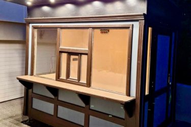 Eladó egy felújított 6 m2-es faház Győrben. Használatra kész, be is lehet költözni!
6m2 alapterületű (kívül: 3,5 x 3,3 m és belül: 2,8 x 1,8 m).
Használható büfének, irodának, őrháznak, zöldségesnek, kerti szerszámtartónak, műhelynek és újságos pavilonnak is.
Masszív szerkezetű, hőszigetelt faház (fém vázszerkezet + faburkolat)
Bádogfestést, ereszcsatornát, külső-belső festést, természetes fényű LED spotlámpákat és új padló rétegrendet kapott.
A faház 220 Voltról üzemeltethető, külső-belső dugaljakkal felszerelt.
Az előtető lehajtható, ami megkönnyíti a szállítást.
A faház 4 db fém fix lábon áll, a tetején elhelyezkedő 4 db vontatószem teszi lehetővé az emelést és szállítást.
Irányár, áfás: Bruttó 1.500. 000.- Ft (számlaképes)
Ha szeretnéd megtekinteni, írj bátran!


