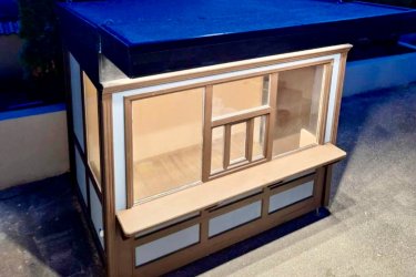 Eladó egy felújított 6 m2-es faház Győrben. Használatra kész, be is lehet költözni!
6m2 alapterületű (kívül: 3,5 x 3,3 m és belül: 2,8 x 1,8 m).
Használható büfének, irodának, őrháznak, zöldségesnek, kerti szerszámtartónak, műhelynek és újságos pavilonnak is.
Masszív szerkezetű, hőszigetelt faház (fém vázszerkezet + faburkolat)
Bádogfestést, ereszcsatornát, külső-belső festést, természetes fényű LED spotlámpákat és új padló rétegrendet kapott.
A faház 220 Voltról üzemeltethető, külső-belső dugaljakkal felszerelt.
Az előtető lehajtható, ami megkönnyíti a szállítást.
A faház 4 db fém fix lábon áll, a tetején elhelyezkedő 4 db vontatószem teszi lehetővé az emelést és szállítást.
Irányár, áfás: Bruttó 1.500. 000.- Ft (számlaképes)
Ha szeretnéd megtekinteni, írj bátran!


