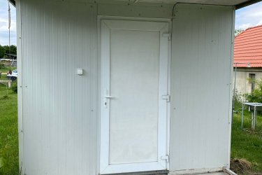 Eladó 6 éve épített, klímás, szigetelt (13 cm-es) 4 évszakos  konténerház, terasszal együtt összesen 21 m2.
Modern kialakítás, hangulatos elő tetős terasz, igényes fürdőszobával. Tökéletes hétvégi pihenőhelynek, nyaralónak, öltözőnek, irodának, fürdő helységnek vagy remetének. :)
Azonnal elvihető! 
Érdeklődni, csak telefonon!
