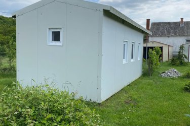 Eladó 6 éve épített, klímás, szigetelt (13 cm-es) 4 évszakos  konténerház, terasszal együtt összesen 21 m2.
Modern kialakítás, hangulatos elő tetős terasz, igényes fürdőszobával. Tökéletes hétvégi pihenőhelynek, nyaralónak, öltözőnek, irodának, fürdő helységnek vagy remetének. :)
Azonnal elvihető! 
Érdeklődni, csak telefonon!