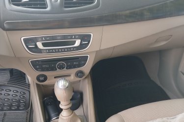 Eladásra kínálom ezt a megkímélt állapotú, 2011-es RENAULT FLUENCE 1.5 dCi Privilege modellt, amelyet első tulajdonosként használtam. mindössze 173 500 km-t futott, magyarországi forgalomba helyezés.
Magyarországi magánszemélytől, friss műszakival rendszeresen karbantartott,  gyári fényezéssel, téli gumi felnivel, sok extrával eladó.
Az 1.5 literes dízelmotor gazdaságos üzemanyag-felhasználást biztosít, miközben a 81 kW-os teljesítmény és a 240 Nm forgatónyomaték elegendő erőt kölcsönöz a hétköznapi vezetési élményhez.
Fekete metálfényezés , könnyűfém felnik . A beltérben a bézs színű szövetkárpit, Automata klíma és tágas csomagtartó (496 liter)
A jármű felszereltsége: kulcs nélküli indítás és nyitás, Az autó frissen szervizelt műszakival, garázsban tartott. Azonnal elvihető. Az autó érvényes magyar okmányokkal rendelkezik és 2027. májusáig műszakival ellátott, két gyári kulccsal, magánszemélyként kerül értékesítésre.

Járműadatok:

 RENAULT FLUENCE:
Gyártmány: RENAULT
Típusjel: Z
Járműkategória: M1
Szín 1: FEKETE
Ülések száma: 5
Gyártási év: 2011
Tulajdonosok száma: 1
Tulajdonos vagyok: Igen
Üzembentartó vagyok: Igen
Saját tömeg: 1285 KG
Együttes tömeg: 1785 KG
Hajtóanyag: Gázolaj
Teljesítmény: 81 KW
Hengerűrtartalom: 1461 CM3
Első nyilvántartásba vétel: 2011.03.09
Első magyarországi nyilvántartásba vétel: 2011.03.09
Műszaki engedély érvényessége: 2027.05.03
Forgalmi állapot: Forgalomba helyezve
Forgalmi állapot változásának dátuma: 2011.03.09
Van-e forgalmazási korlátozásra vonatkozó adat?: Nem

Telefonszám: (+36) 30/5712582