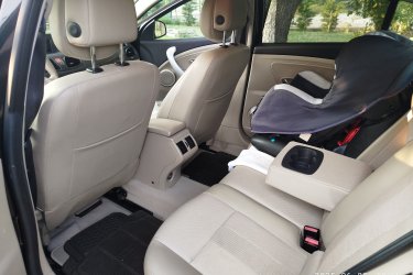 Eladásra kínálom ezt a megkímélt állapotú, 2011-es RENAULT FLUENCE 1.5 dCi Privilege modellt, amelyet első tulajdonosként használtam. mindössze 173 500 km-t futott, magyarországi forgalomba helyezés.
Magyarországi magánszemélytől, friss műszakival rendszeresen karbantartott,  gyári fényezéssel, téli gumi felnivel, sok extrával eladó.
Az 1.5 literes dízelmotor gazdaságos üzemanyag-felhasználást biztosít, miközben a 81 kW-os teljesítmény és a 240 Nm forgatónyomaték elegendő erőt kölcsönöz a hétköznapi vezetési élményhez.
Fekete metálfényezés , könnyűfém felnik . A beltérben a bézs színű szövetkárpit, Automata klíma és tágas csomagtartó (496 liter)
A jármű felszereltsége: kulcs nélküli indítás és nyitás, Az autó frissen szervizelt műszakival, garázsban tartott. Azonnal elvihető. Az autó érvényes magyar okmányokkal rendelkezik és 2027. májusáig műszakival ellátott, két gyári kulccsal, magánszemélyként kerül értékesítésre.

Járműadatok:

 RENAULT FLUENCE:
Gyártmány: RENAULT
Típusjel: Z
Járműkategória: M1
Szín 1: FEKETE
Ülések száma: 5
Gyártási év: 2011
Tulajdonosok száma: 1
Tulajdonos vagyok: Igen
Üzembentartó vagyok: Igen
Saját tömeg: 1285 KG
Együttes tömeg: 1785 KG
Hajtóanyag: Gázolaj
Teljesítmény: 81 KW
Hengerűrtartalom: 1461 CM3
Első nyilvántartásba vétel: 2011.03.09
Első magyarországi nyilvántartásba vétel: 2011.03.09
Műszaki engedély érvényessége: 2027.05.03
Forgalmi állapot: Forgalomba helyezve
Forgalmi állapot változásának dátuma: 2011.03.09
Van-e forgalmazási korlátozásra vonatkozó adat?: Nem

Telefonszám: (+36) 30/5712582