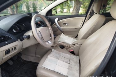 Eladásra kínálom ezt a megkímélt állapotú, 2011-es RENAULT FLUENCE 1.5 dCi Privilege modellt, amelyet első tulajdonosként használtam. mindössze 173 500 km-t futott, magyarországi forgalomba helyezés.
Magyarországi magánszemélytől, friss műszakival rendszeresen karbantartott,  gyári fényezéssel, téli gumi felnivel, sok extrával eladó.
Az 1.5 literes dízelmotor gazdaságos üzemanyag-felhasználást biztosít, miközben a 81 kW-os teljesítmény és a 240 Nm forgatónyomaték elegendő erőt kölcsönöz a hétköznapi vezetési élményhez.
Fekete metálfényezés , könnyűfém felnik . A beltérben a bézs színű szövetkárpit, Automata klíma és tágas csomagtartó (496 liter)
A jármű felszereltsége: kulcs nélküli indítás és nyitás, Az autó frissen szervizelt műszakival, garázsban tartott. Azonnal elvihető. Az autó érvényes magyar okmányokkal rendelkezik és 2027. májusáig műszakival ellátott, két gyári kulccsal, magánszemélyként kerül értékesítésre.

Járműadatok:

 RENAULT FLUENCE:
Gyártmány: RENAULT
Típusjel: Z
Járműkategória: M1
Szín 1: FEKETE
Ülések száma: 5
Gyártási év: 2011
Tulajdonosok száma: 1
Tulajdonos vagyok: Igen
Üzembentartó vagyok: Igen
Saját tömeg: 1285 KG
Együttes tömeg: 1785 KG
Hajtóanyag: Gázolaj
Teljesítmény: 81 KW
Hengerűrtartalom: 1461 CM3
Első nyilvántartásba vétel: 2011.03.09
Első magyarországi nyilvántartásba vétel: 2011.03.09
Műszaki engedély érvényessége: 2027.05.03
Forgalmi állapot: Forgalomba helyezve
Forgalmi állapot változásának dátuma: 2011.03.09
Van-e forgalmazási korlátozásra vonatkozó adat?: Nem

Telefonszám: (+36) 30/5712582