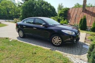 Eladásra kínálom ezt a megkímélt állapotú, 2011-es RENAULT FLUENCE 1.5 dCi Privilege modellt, amelyet első tulajdonosként használtam. mindössze 173 500 km-t futott, magyarországi forgalomba helyezés.
Magyarországi magánszemélytől, friss műszakival rendszeresen karbantartott,  gyári fényezéssel, téli gumi felnivel, sok extrával eladó.
Az 1.5 literes dízelmotor gazdaságos üzemanyag-felhasználást biztosít, miközben a 81 kW-os teljesítmény és a 240 Nm forgatónyomaték elegendő erőt kölcsönöz a hétköznapi vezetési élményhez.
Fekete metálfényezés , könnyűfém felnik . A beltérben a bézs színű szövetkárpit, Automata klíma és tágas csomagtartó (496 liter)
A jármű felszereltsége: kulcs nélküli indítás és nyitás, Az autó frissen szervizelt műszakival, garázsban tartott. Azonnal elvihető. Az autó érvényes magyar okmányokkal rendelkezik és 2027. májusáig műszakival ellátott, két gyári kulccsal, magánszemélyként kerül értékesítésre.

Járműadatok:

 RENAULT FLUENCE:
Gyártmány: RENAULT
Típusjel: Z
Járműkategória: M1
Szín 1: FEKETE
Ülések száma: 5
Gyártási év: 2011
Tulajdonosok száma: 1
Tulajdonos vagyok: Igen
Üzembentartó vagyok: Igen
Saját tömeg: 1285 KG
Együttes tömeg: 1785 KG
Hajtóanyag: Gázolaj
Teljesítmény: 81 KW
Hengerűrtartalom: 1461 CM3
Első nyilvántartásba vétel: 2011.03.09
Első magyarországi nyilvántartásba vétel: 2011.03.09
Műszaki engedély érvényessége: 2027.05.03
Forgalmi állapot: Forgalomba helyezve
Forgalmi állapot változásának dátuma: 2011.03.09
Van-e forgalmazási korlátozásra vonatkozó adat?: Nem

Telefonszám: (+36) 30/5712582