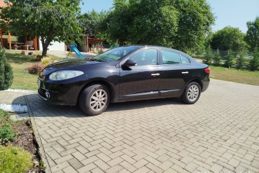 Eladásra kínálom ezt a megkímélt állapotú, 2011-es RENAULT FLUENCE 1.5 dCi Privilege modellt, amelyet első tulajdonosként használtam. mindössze 173 500 km-t futott, magyarországi forgalomba helyezés.
Magyarországi magánszemélytől, friss műszakival rendszeresen karbantartott,  gyári fényezéssel, téli gumi felnivel, sok extrával eladó.
Az 1.5 literes dízelmotor gazdaságos üzemanyag-felhasználást biztosít, miközben a 81 kW-os teljesítmény és a 240 Nm forgatónyomaték elegendő erőt kölcsönöz a hétköznapi vezetési élményhez.
Fekete metálfényezés , könnyűfém felnik . A beltérben a bézs színű szövetkárpit, Automata klíma és tágas csomagtartó (496 liter)
A jármű felszereltsége: kulcs nélküli indítás és nyitás, Az autó frissen szervizelt műszakival, garázsban tartott. Azonnal elvihető. Az autó érvényes magyar okmányokkal rendelkezik és 2027. májusáig műszakival ellátott, két gyári kulccsal, magánszemélyként kerül értékesítésre.

Járműadatok:

 RENAULT FLUENCE:
Gyártmány: RENAULT
Típusjel: Z
Járműkategória: M1
Szín 1: FEKETE
Ülések száma: 5
Gyártási év: 2011
Tulajdonosok száma: 1
Tulajdonos vagyok: Igen
Üzembentartó vagyok: Igen
Saját tömeg: 1285 KG
Együttes tömeg: 1785 KG
Hajtóanyag: Gázolaj
Teljesítmény: 81 KW
Hengerűrtartalom: 1461 CM3
Első nyilvántartásba vétel: 2011.03.09
Első magyarországi nyilvántartásba vétel: 2011.03.09
Műszaki engedély érvényessége: 2027.05.03
Forgalmi állapot: Forgalomba helyezve
Forgalmi állapot változásának dátuma: 2011.03.09
Van-e forgalmazási korlátozásra vonatkozó adat?: Nem

Telefonszám: (+36) 30/5712582