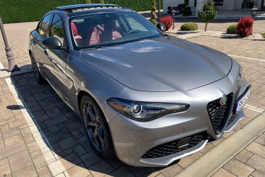 Elado Veloce Giulia, 2019-es eredeti 93.500 kmel. 2.0 benzines, 4x4-es, automata. Tobb info telefonon vagy whatsappon. Az auto eleje balesetes volt. Uj alkatreszekbol lett megjavitva. Elso / hatso fekbetet textar, szurok cserelve. Rendezett roman papirokkal. Szatmarnemetiben megtekintheto, Debrecentol 100km-re. Ara 22.800 euro.