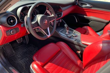 Elado Veloce Giulia, 2019-es eredeti 93.500 kmel. 2.0 benzines, 4x4-es, automata. Tobb info telefonon vagy whatsappon. Az auto eleje balesetes volt. Uj alkatreszekbol lett megjavitva. Elso / hatso fekbetet textar, szurok cserelve. Rendezett roman papirokkal. Szatmarnemetiben megtekintheto, Debrecentol 100km-re. Ara 22.800 euro.