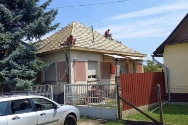 Garantált Minőség,korrekt Árakkal!!
/Megbízható,Gyors és precíz Munkavégzés/
Tetőfelújítás:
-beázások megszüntetése
-zsindely és cserép tetők készítése
-szarufák megerősítése,cseréje
-lécezés,fóliázás
-cserepek átforgatása
-komplett tetőszerkezet kiépítése
-tető és födém szigetelés
-sablondeszkák festése,cseréje
-kémények lebontása,újrarakása
-előtetők készítése
-kúpcserepek lekenése,csavarozása
-hőszigetelés (drivytolás)
-térkövezés
-falazás,vakolás,betonozás
Egész évben 10% kedvezmény!
Hívjon Bizalommal Hétfőtől Vasárnapig 08:00-20:00