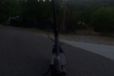 Aovopro elektromos roller kisebb hibákkal használt állapotban eladó! 
A képeken látható nagyobb kopások vannak rajta. Emellett kisebb karcok láthatók.
1x volt esve vele. A töltő védő burkolata hiányzik. Új gázkar és a fék néha magától húzza magát. Ilyenkor csak vissza kell nyomni. Akadálymentesen lehet használni és 27-30km vígan el megy. 18%-os emelkedőn sem okoz neki akadályt! 120kg a teherbírása. LCD kijelző mindent mutat és lezárható az alkalmazással. Ingyen letölthető és ott lehet minden egyebet beállítani pl.gyorsulás,fékezés,tempomat,lámpa stb...
Megtekinteni: csak személyesen Sukoró,Velence esetleg kápolnásnyék környékén! Többit megbeszeljük.
Ha érdekel keress bátran! Mindenre válaszolok! ????Tel:.????+36703583647❗️