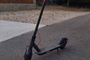 Aovopro elektromos roller kisebb hibákkal használt állapotban eladó! 
A képeken látható nagyobb kopások vannak rajta. Emellett kisebb karcok láthatók.
1x volt esve vele. A töltő védő burkolata hiányzik. Új gázkar és a fék néha magától húzza magát. Ilyenkor csak vissza kell nyomni. Akadálymentesen lehet használni és 27-30km vígan el megy. 18%-os emelkedőn sem okoz neki akadályt! 120kg a teherbírása. LCD kijelző mindent mutat és lezárható az alkalmazással. Ingyen letölthető és ott lehet minden egyebet beállítani pl.gyorsulás,fékezés,tempomat,lámpa stb...
Megtekinteni: csak személyesen Sukoró,Velence esetleg kápolnásnyék környékén! Többit megbeszeljük.
Ha érdekel keress bátran! Mindenre válaszolok! ????Tel:.????+36703583647❗️