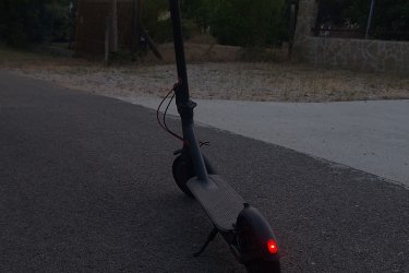 Aovopro elektromos roller kisebb hibákkal használt állapotban eladó! 
A képeken látható nagyobb kopások vannak rajta. Emellett kisebb karcok láthatók.
1x volt esve vele. A töltő védő burkolata hiányzik. Új gázkar és a fék néha magától húzza magát. Ilyenkor csak vissza kell nyomni. Akadálymentesen lehet használni és 27-30km vígan el megy. 18%-os emelkedőn sem okoz neki akadályt! 120kg a teherbírása. LCD kijelző mindent mutat és lezárható az alkalmazással. Ingyen letölthető és ott lehet minden egyebet beállítani pl.gyorsulás,fékezés,tempomat,lámpa stb...
Megtekinteni: csak személyesen Sukoró,Velence esetleg kápolnásnyék környékén! Többit megbeszeljük.
Ha érdekel keress bátran! Mindenre válaszolok! ????Tel:.????+36703583647❗️