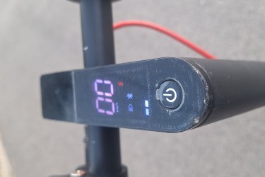 Aovopro elektromos roller kisebb hibákkal használt állapotban eladó! 
A képeken látható nagyobb kopások vannak rajta. Emellett kisebb karcok láthatók.
1x volt esve vele. A töltő védő burkolata hiányzik. Új gázkar és a fék néha magától húzza magát. Ilyenkor csak vissza kell nyomni. Akadálymentesen lehet használni és 27-30km vígan el megy. 18%-os emelkedőn sem okoz neki akadályt! 120kg a teherbírása. LCD kijelző mindent mutat és lezárható az alkalmazással. Ingyen letölthető és ott lehet minden egyebet beállítani pl.gyorsulás,fékezés,tempomat,lámpa stb...
Megtekinteni: csak személyesen Sukoró,Velence esetleg kápolnásnyék környékén! Többit megbeszeljük.
Ha érdekel keress bátran! Mindenre válaszolok! ????Tel:.????+36703583647❗️