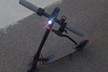 Aovopro elektromos roller kisebb hibákkal használt állapotban eladó! 
A képeken látható nagyobb kopások vannak rajta. Emellett kisebb karcok láthatók.
1x volt esve vele. A töltő védő burkolata hiányzik. Új gázkar és a fék néha magától húzza magát. Ilyenkor csak vissza kell nyomni. Akadálymentesen lehet használni és 27-30km vígan el megy. 18%-os emelkedőn sem okoz neki akadályt! 120kg a teherbírása. LCD kijelző mindent mutat és lezárható az alkalmazással. Ingyen letölthető és ott lehet minden egyebet beállítani pl.gyorsulás,fékezés,tempomat,lámpa stb...
Megtekinteni: csak személyesen Sukoró,Velence esetleg kápolnásnyék környékén! Többit megbeszeljük.
Ha érdekel keress bátran! Mindenre válaszolok! ????Tel:.????+36703583647❗️