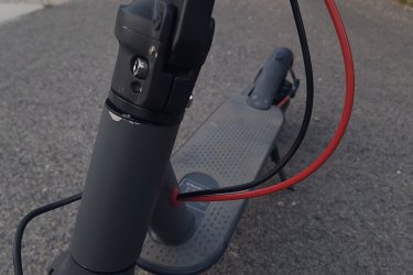Aovopro elektromos roller kisebb hibákkal használt állapotban eladó! 
A képeken látható nagyobb kopások vannak rajta. Emellett kisebb karcok láthatók.
1x volt esve vele. A töltő védő burkolata hiányzik. Új gázkar és a fék néha magától húzza magát. Ilyenkor csak vissza kell nyomni. Akadálymentesen lehet használni és 27-30km vígan el megy. 18%-os emelkedőn sem okoz neki akadályt! 120kg a teherbírása. LCD kijelző mindent mutat és lezárható az alkalmazással. Ingyen letölthető és ott lehet minden egyebet beállítani pl.gyorsulás,fékezés,tempomat,lámpa stb...
Megtekinteni: csak személyesen Sukoró,Velence esetleg kápolnásnyék környékén! Többit megbeszeljük.
Ha érdekel keress bátran! Mindenre válaszolok! ????Tel:.????+36703583647❗️