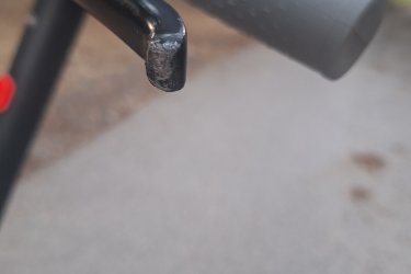 Aovopro elektromos roller kisebb hibákkal használt állapotban eladó! 
A képeken látható nagyobb kopások vannak rajta. Emellett kisebb karcok láthatók.
1x volt esve vele. A töltő védő burkolata hiányzik. Új gázkar és a fék néha magától húzza magát. Ilyenkor csak vissza kell nyomni. Akadálymentesen lehet használni és 27-30km vígan el megy. 18%-os emelkedőn sem okoz neki akadályt! 120kg a teherbírása. LCD kijelző mindent mutat és lezárható az alkalmazással. Ingyen letölthető és ott lehet minden egyebet beállítani pl.gyorsulás,fékezés,tempomat,lámpa stb...
Megtekinteni: csak személyesen Sukoró,Velence esetleg kápolnásnyék környékén! Többit megbeszeljük.
Ha érdekel keress bátran! Mindenre válaszolok! ????Tel:.????+36703583647❗️