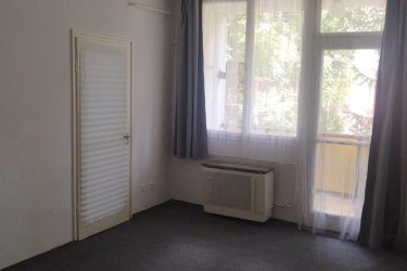Salgótarján Acélgyári út végén az Egészségügyi iskolánál található az eladó ingatlan, melyben 2 szoba, előszoba, spajz, konyha, átjáró folyosó, fürdőszoba található. Az ingatlan szépen felújított, azonnal költözhető állapotban van. Pár percre található az abc, az orvosi rendelő és a buszmegálló.