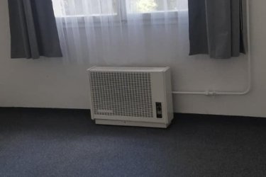 Salgótarján Acélgyári út végén az Egészségügyi iskolánál található az eladó ingatlan, melyben 2 szoba, előszoba, spajz, konyha, átjáró folyosó, fürdőszoba található. Az ingatlan szépen felújított, azonnal költözhető állapotban van. Pár percre található az abc, az orvosi rendelő és a buszmegálló.